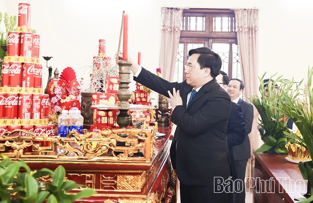 L&atilde;nh đạo tỉnh d&acirc;ng hương tại Nh&agrave; lưu niệm B&aacute;c Hồ v&agrave; Đ&agrave;i tưởng niệm c&aacute;c Anh h&ugrave;ng liệt sĩ Vĩnh Ph&uacute;c