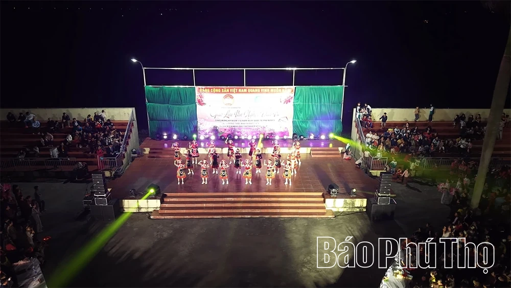 Giao lưu văn nghệ, dân vũ chào mừng Ngày Quốc tế Phụ nữ 8/3