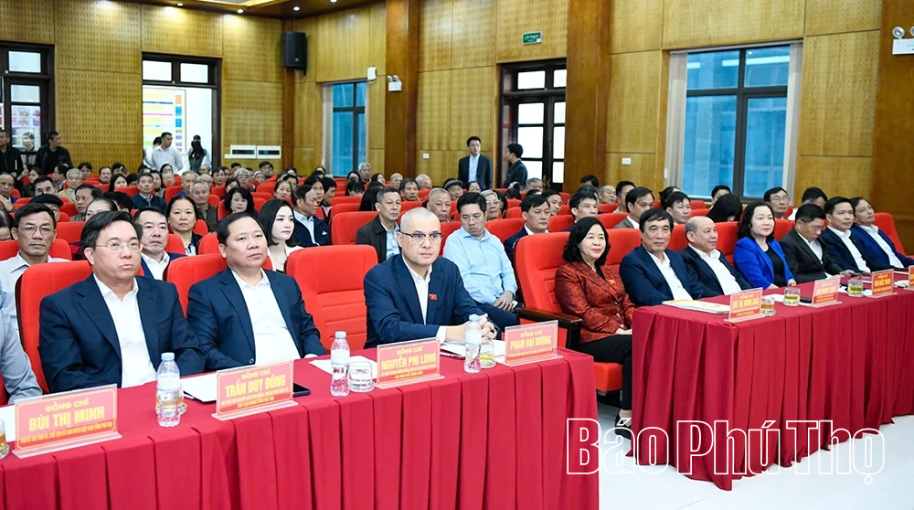 Chủ tịch Ủy ban Trung ương MTTQ Việt Nam Bùi Thị Minh Hoài tiếp xúc cử tri tại Đơn vị bầu cử số 5