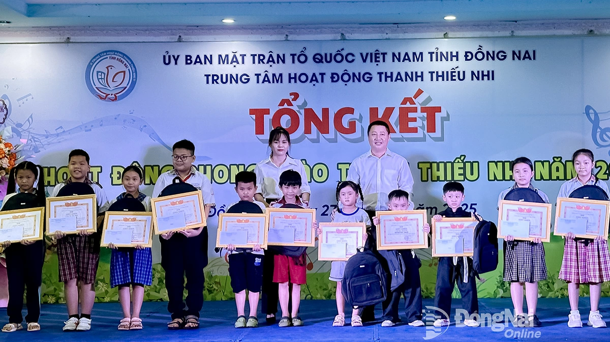 Biểu dương, khen thưởng thanh thiếu nhi có thành tích xuất sắc trong năm 2025. Ảnh: Hồng Phương