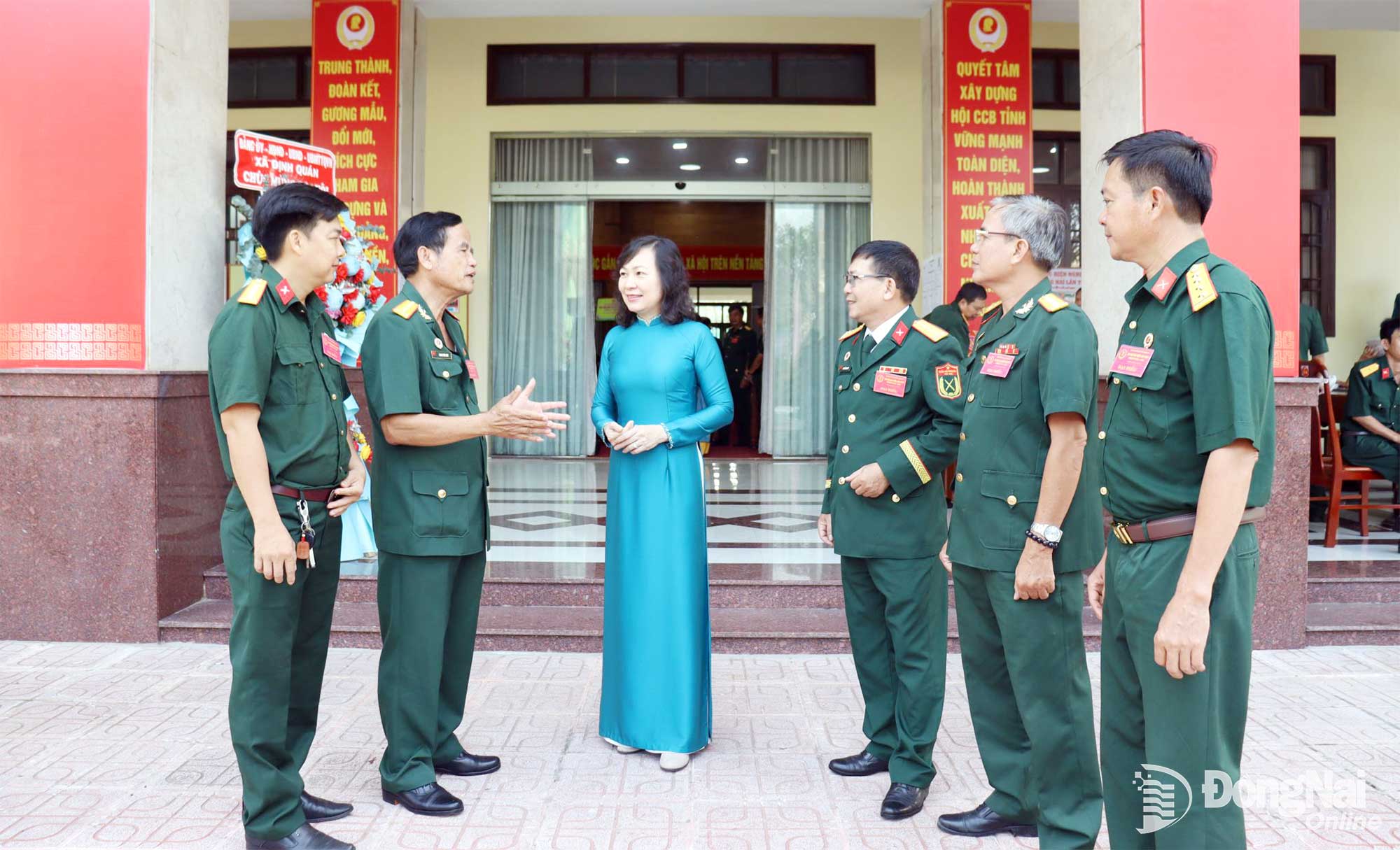 Đồng chí Huỳnh Thị Hằng, Phó Bí thư Tỉnh ủy, Chủ tịch Ủy ban MTTQ Việt Nam tỉnh Đồng Nai trao đổi với các đại biểu trước giờ đại hội. Ảnh: Nguyệt Hà