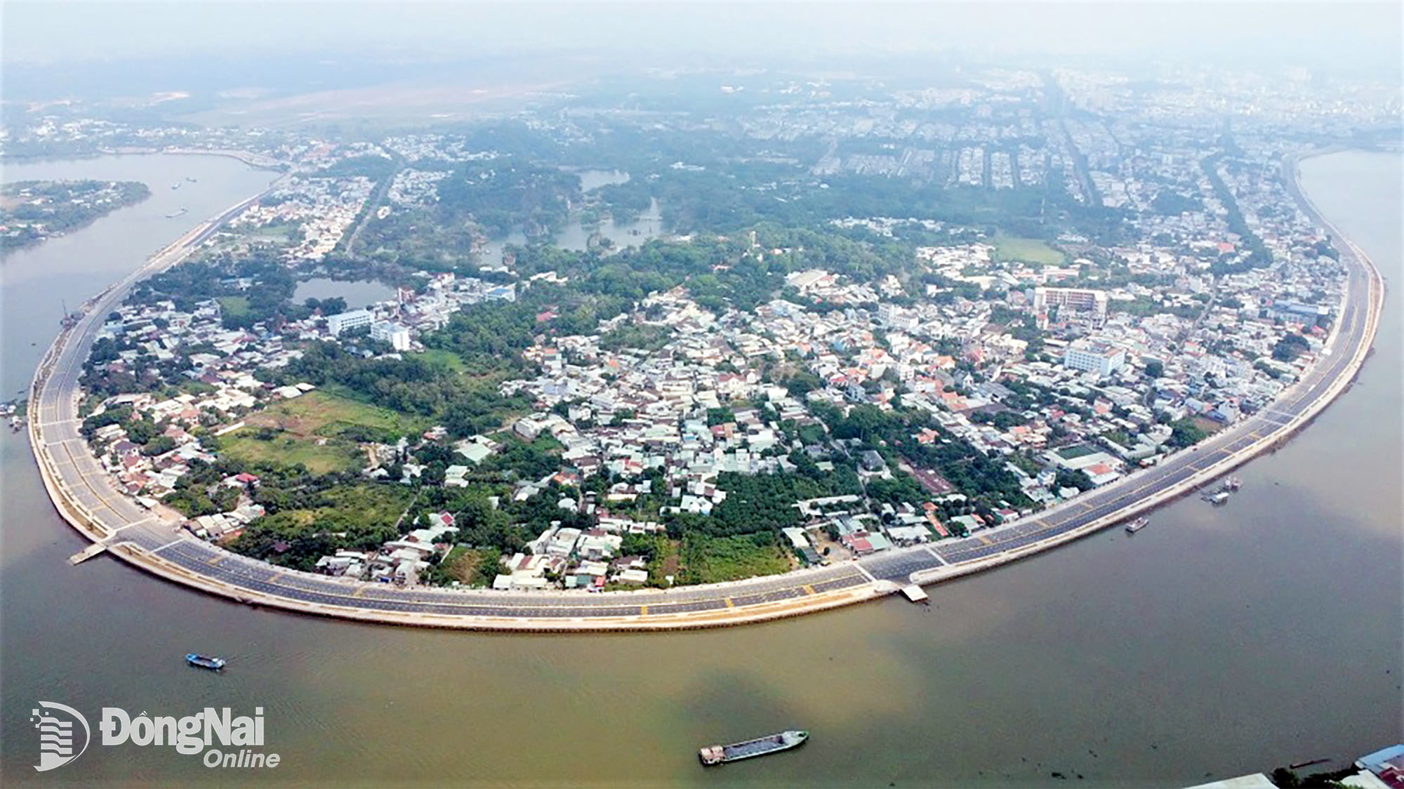 Đường ven s&ocirc;ng Đồng Nai c&oacute; chiều d&agrave;i hơn 5km, được triển khai x&acirc;y dựng tr&ecirc;n địa b&agrave;n phường Trấn Bi&ecirc;n, tỉnh Đồng Nai. Ảnh: Phạm T&ugrave;ng