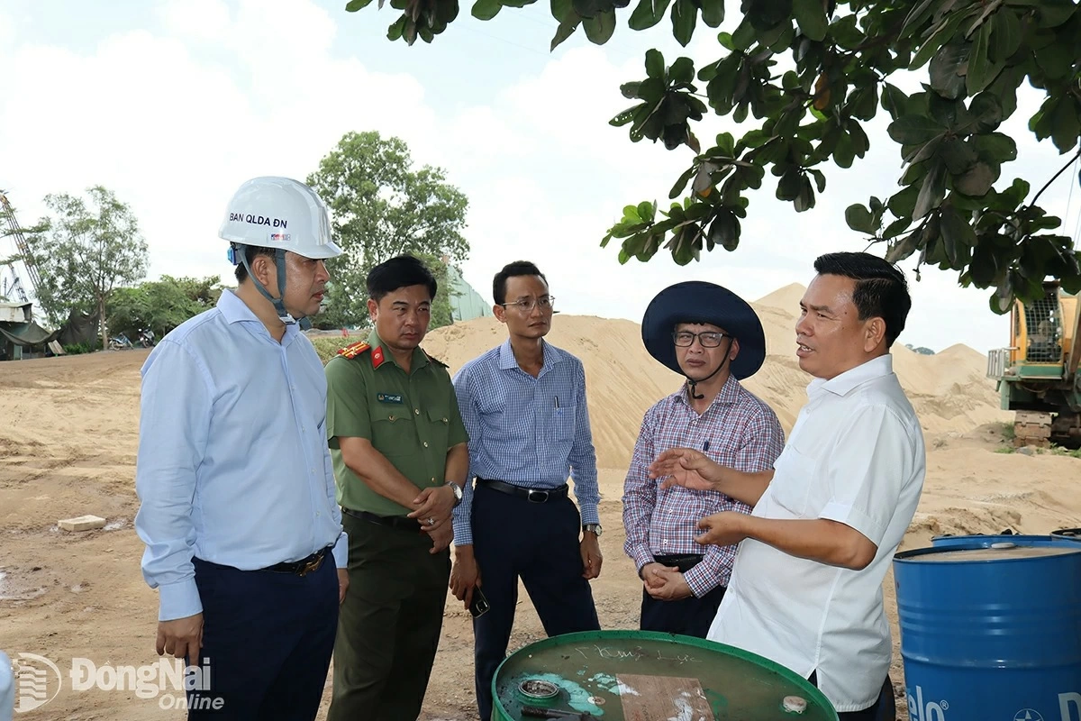 Tỉnh ủy viên, Phó Chủ tịch UBND tỉnh Đồng Nai Hồ Văn Hà kiểm tra thực tế công tác di dời tại Khu công nghiệp Biên Hòa 1 vào tháng 8-2025. Ảnh: Hoàng Lộc