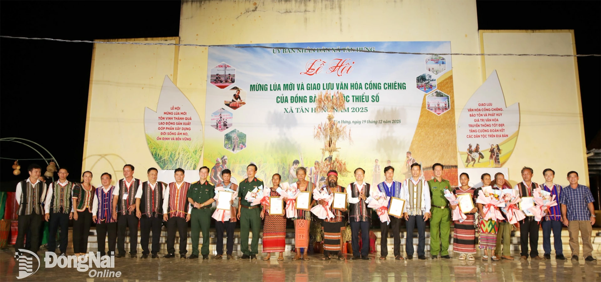 Trao giải cho c&aacute;c đội tại hội thi gi&atilde; gạo. Ảnh: Trương Hiện