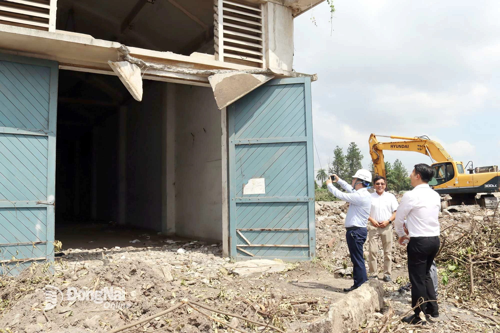   Lãnh đạo UBND tỉnh kiểm tra hiện trạng công trình xây dựng trên đất thuộc khu vực ưu tiên 1. Ảnh: Hoàng Lộc