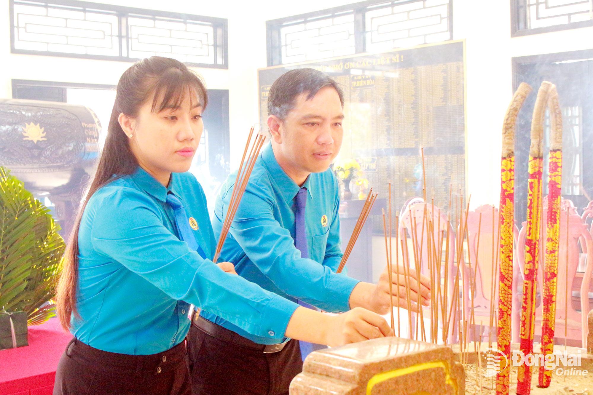 C&aacute;c đại biểu d&acirc;ng hương tại Nh&agrave; thờ B&aacute;c Hồ. Ảnh: N.H&ograve;a