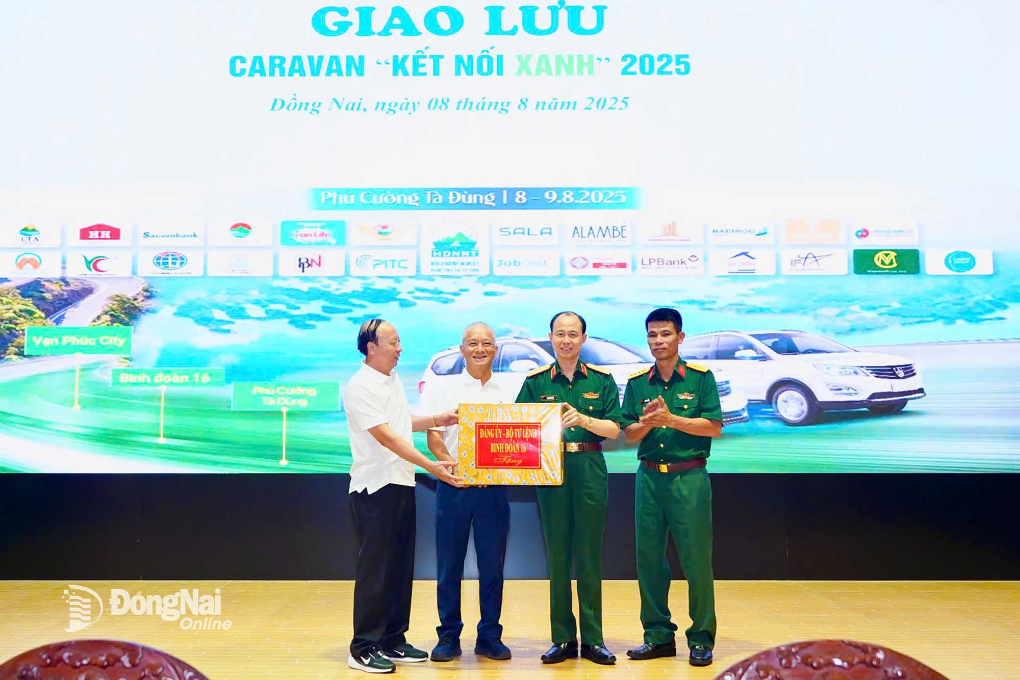 Đại diện Bộ Tư lệnh Binh đoàn 16 tặng quà cho Hiệp hội Doanh nghiệp Nghệ Tĩnh - Thành phố Hồ Chí Minh. Ảnh: Anh Đức  