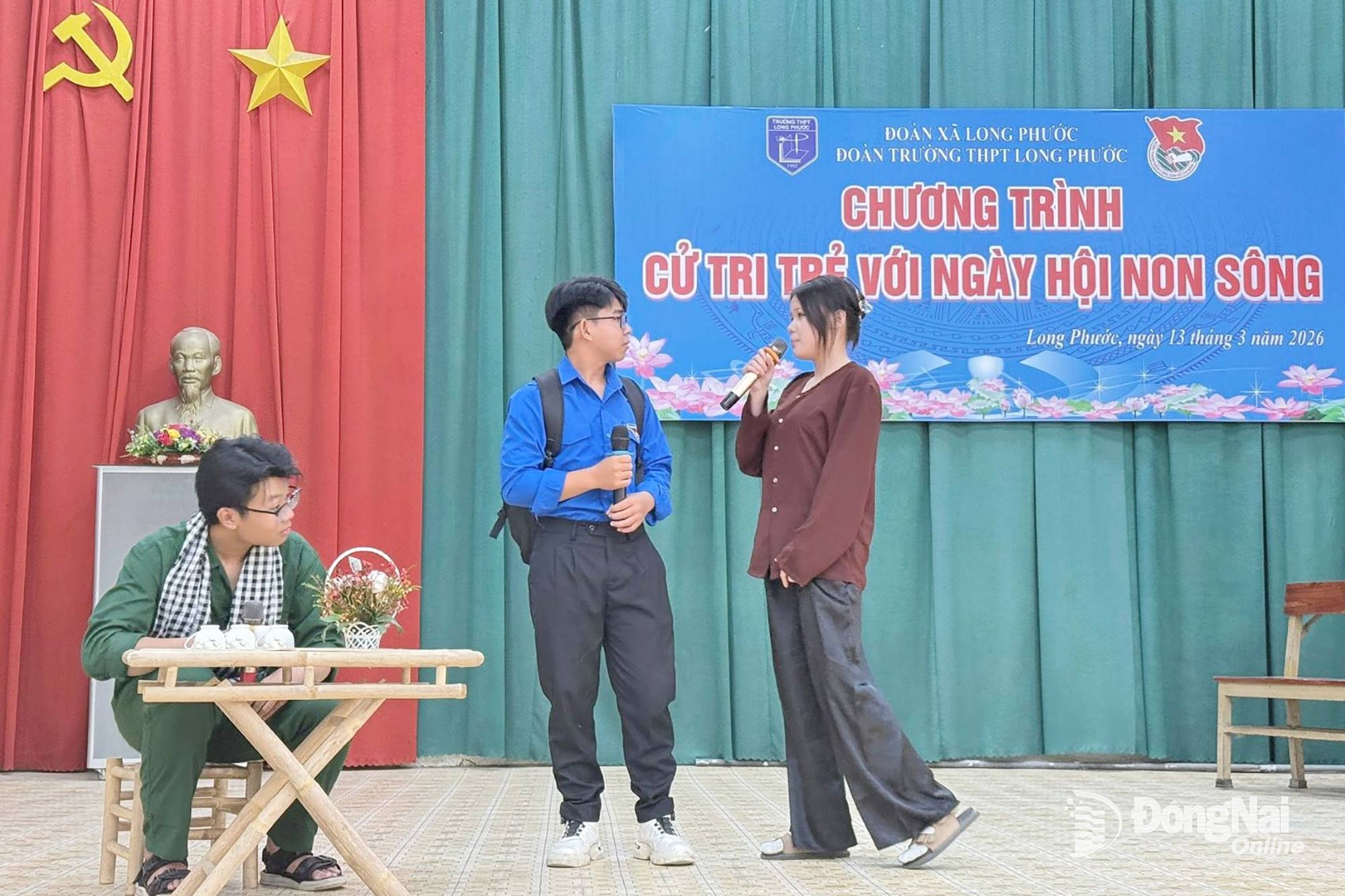 Đoàn viên, học sinh Trường THPT Long Phước (xã Long Phước) biểu diễn tiểu phẩm tại chương trình Cử tri trẻ với ngày hội non sông. Ảnh: CTV