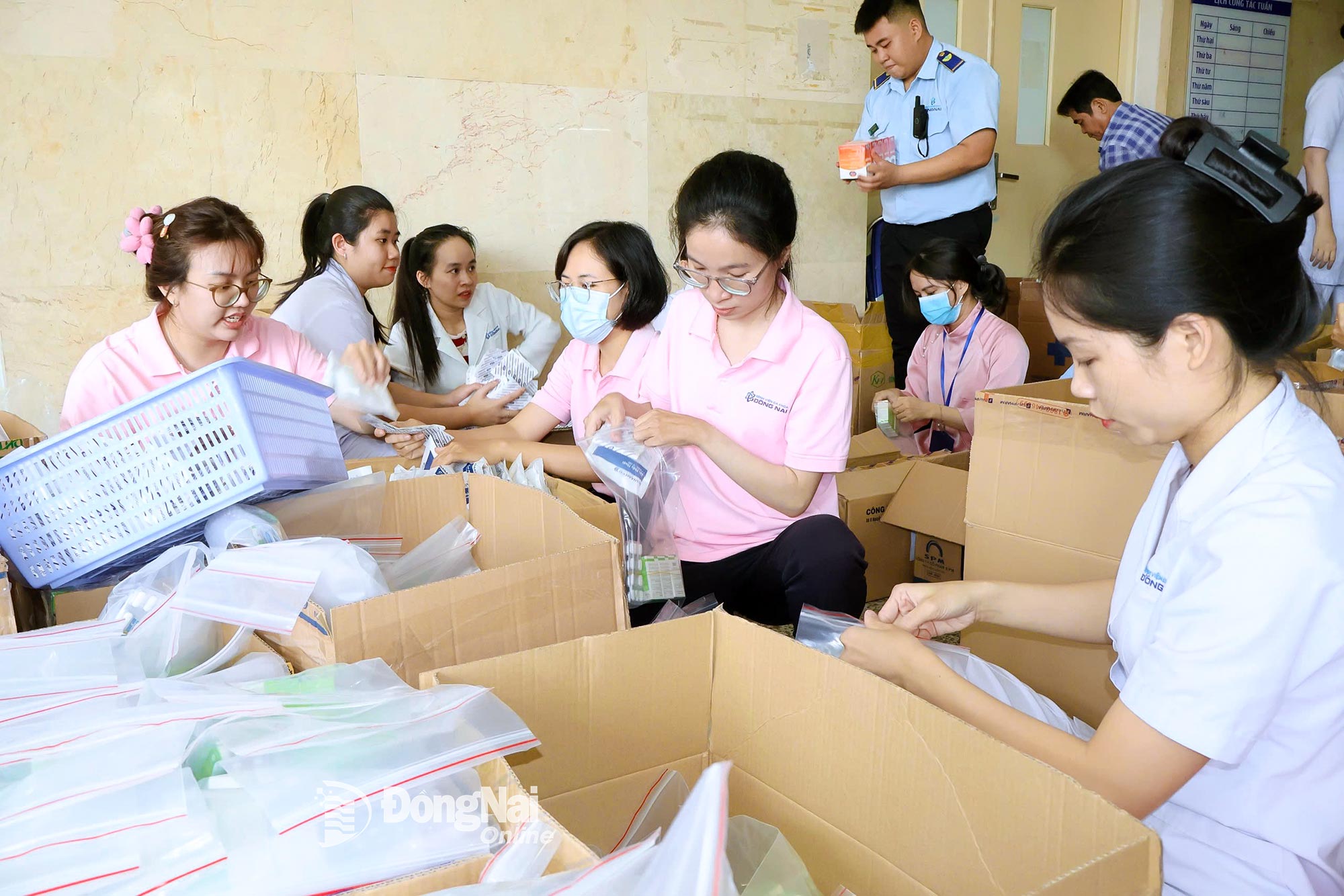Nhân viên y tế Bệnh viện Đa khoa Đồng Nai tập trung đóng gói thuốc mang đi hỗ trợ người dân Đắk Lắk. Ảnh: BVCC