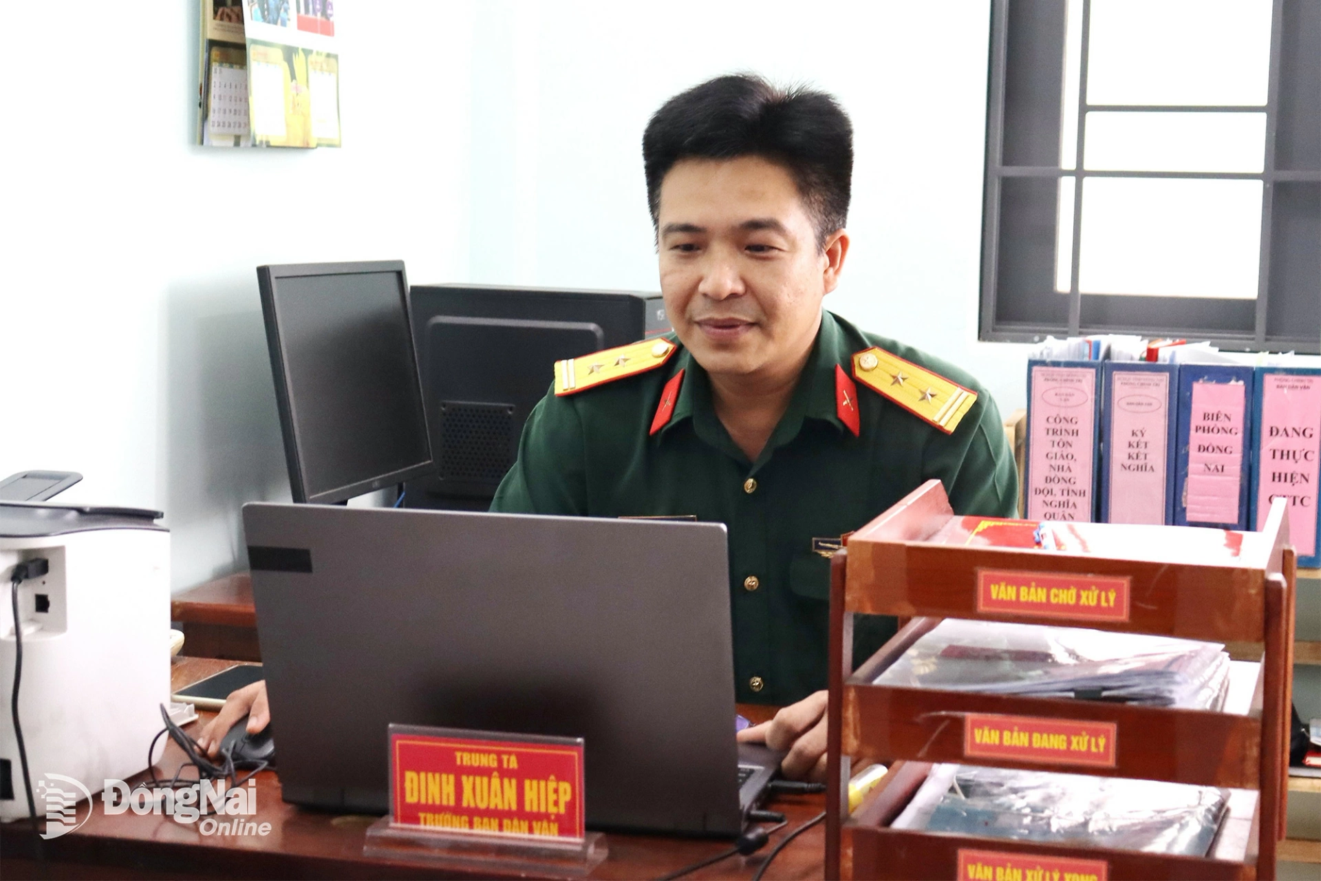 Trung t&aacute; Đinh  Xu&acirc;n Hiệp,  nguy&ecirc;n Trưởng  ban D&acirc;n vận,  Bộ Chỉ huy  Qu&acirc;n sự tỉnh đang  ho&agrave;n tất c&ocirc;ng việc  để chuẩn bị nhận  nhiệm vụ mới.  Ảnh: NGUYỆT H&Agrave;