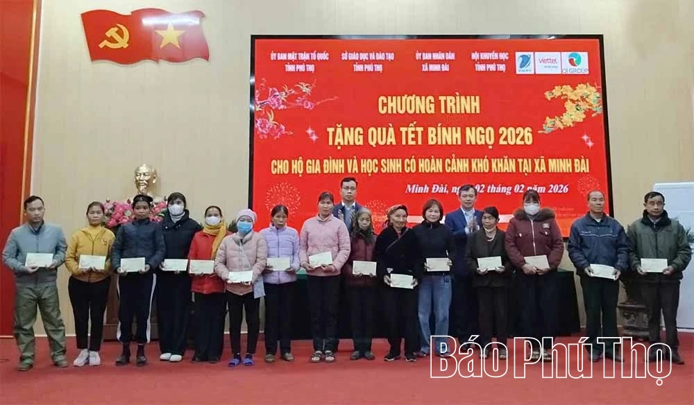 Trao qu&agrave; Tết cho hộ ngh&egrave;o v&agrave; học sinh ngh&egrave;o x&atilde; Minh Đ&agrave;i v&agrave; T&acirc;n Pheo