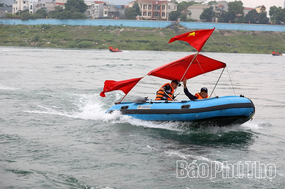 Mãn nhãn màn biểu diễn cano hơi nước tại Lễ cầu ngư