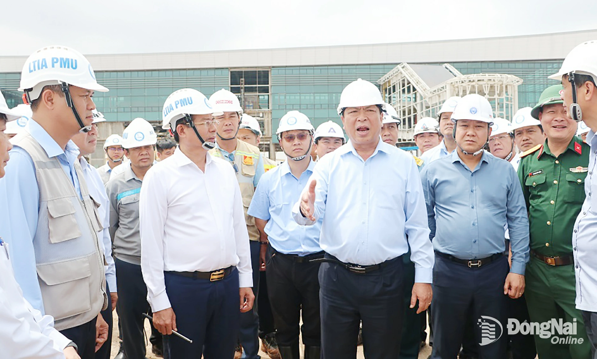 Ủy viên Trung ương Đảng, Bộ trưởng Bộ Xây dựng Trần Hồng Minh trao đổi với các đơn vị liên quan về tiến độ Dự án Sân bay Long Thành tại công trường dự án. Ảnh: Phạm Tùng