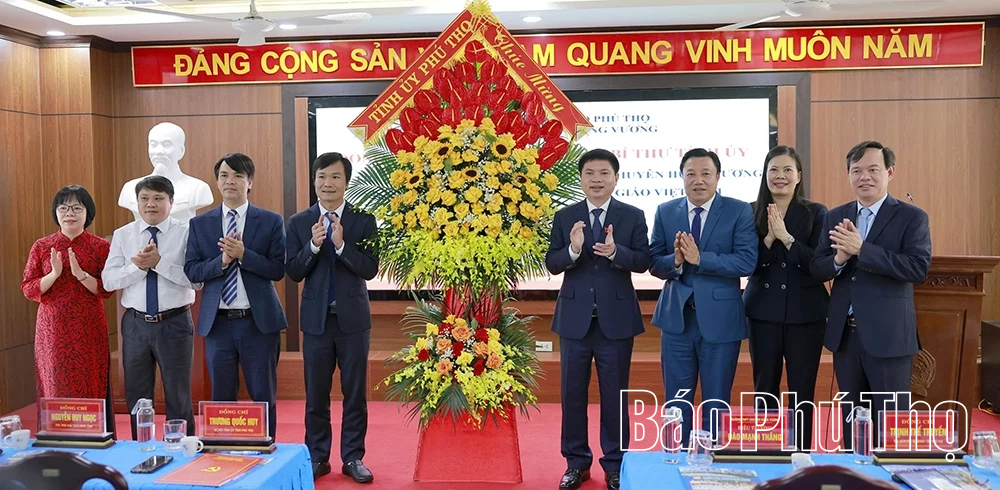 Bí thư Tỉnh ủy Trương Quốc Huy thăm, động viên, chúc mừng ngành Giáo dục và Đào tạo