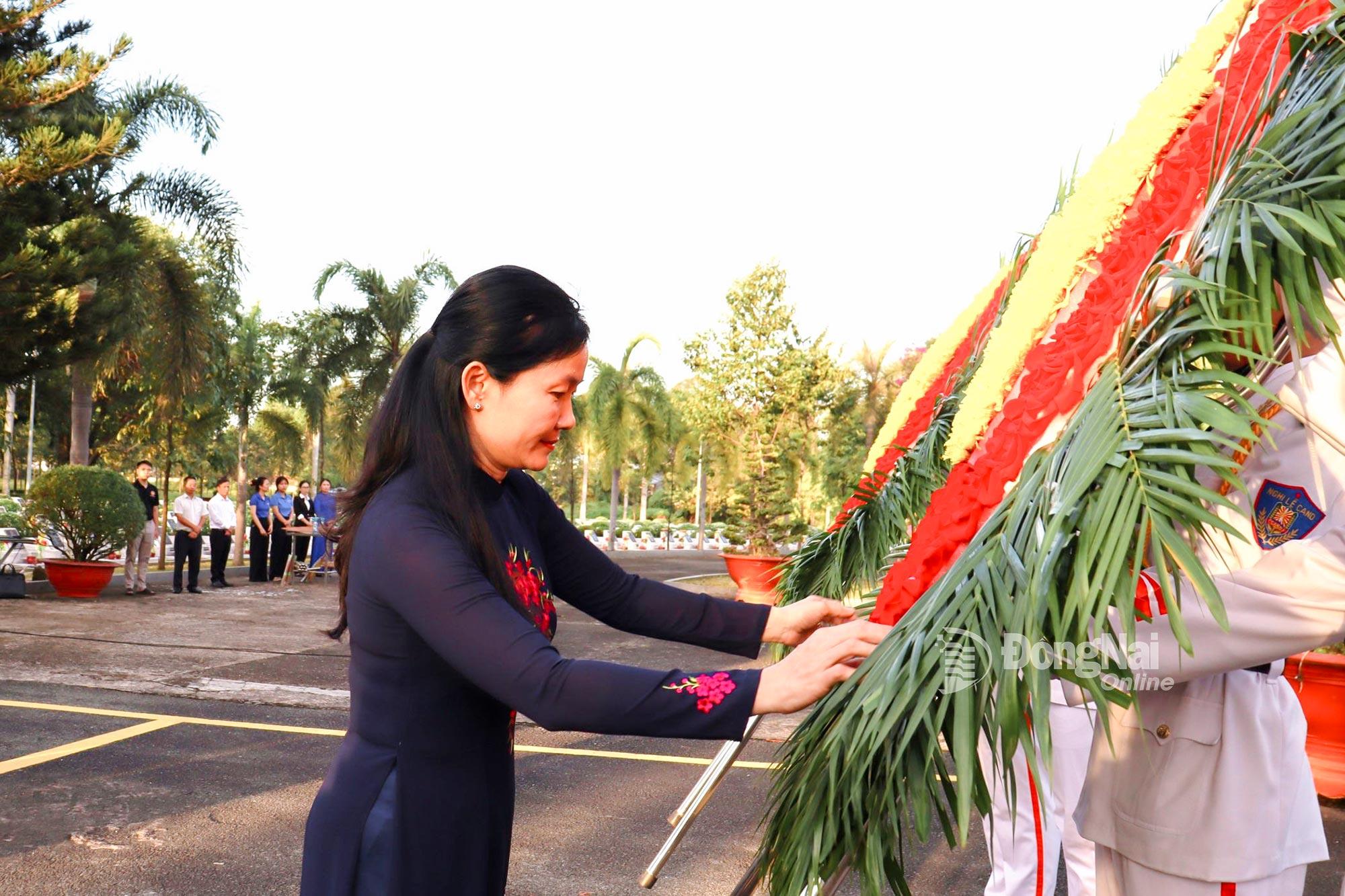 Đồng chí Tôn Ngọc Hạnh, Ủy viên dự khuyết Trung ương Đảng, Phó Bí thư Thường trực Tỉnh ủy, Chủ tịch HĐND tỉnh Đồng Nai chỉnh hoa trước khi viếng. Ảnh: Nguyệt Hà