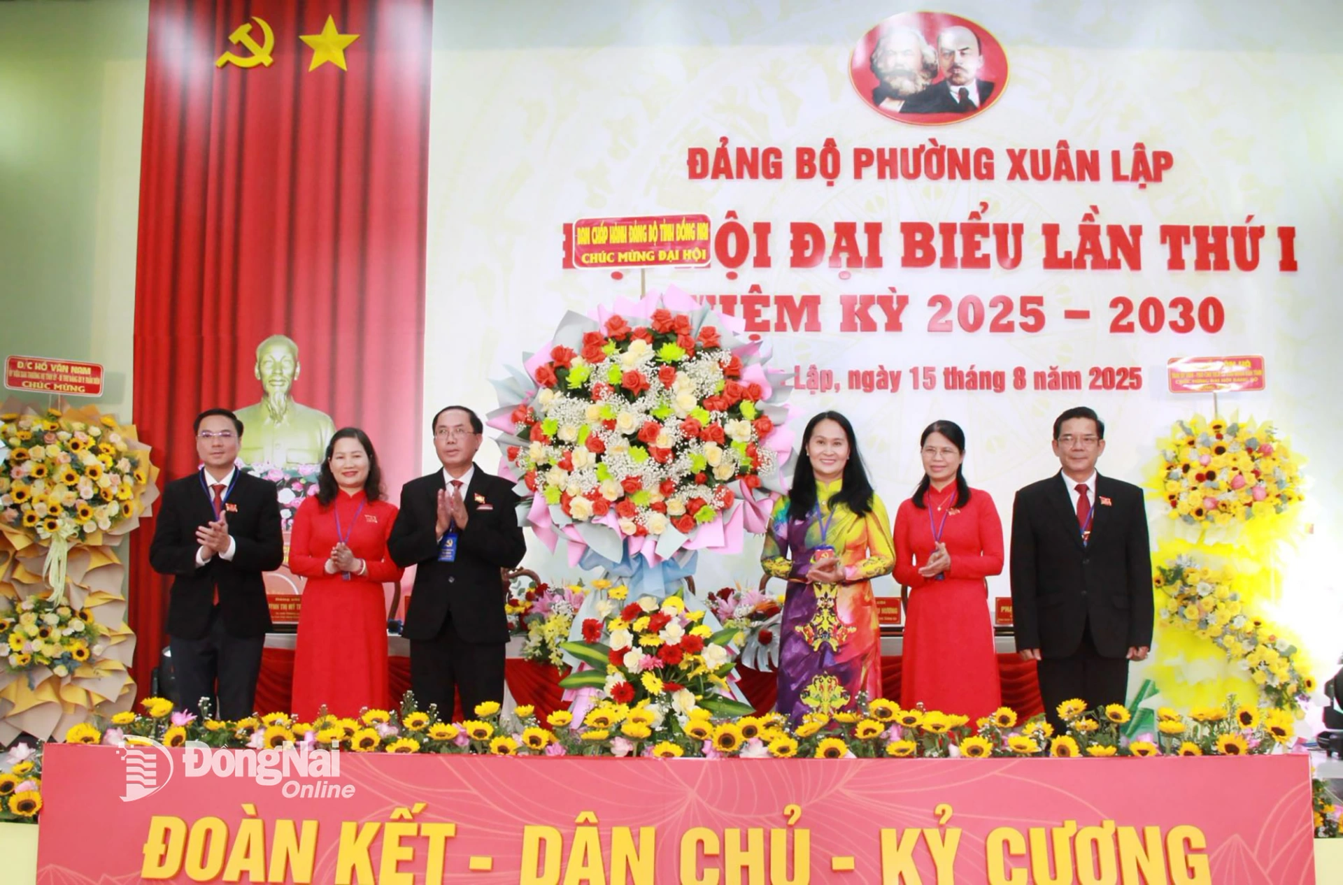 Ủy viên Ban Thường vụ Tỉnh ủy, Bí thư Đảng ủy, Chủ tịch HĐND phường Long Khánh Đặng Minh Nguyệt tặng lẵng hoa của Ban Chấp hành Đảng bộ tỉnh chúc mừng đại hội. Ảnh: Nga Sơn