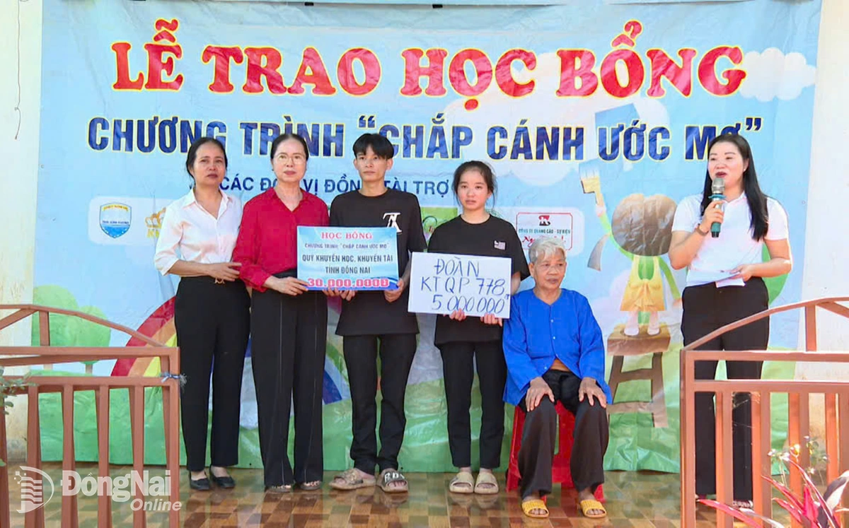 Hội Khuyến học tỉnh Đồng Nai trao học bổng khuyến học trị gi&aacute; 30 triệu đồng cho Nam. Ảnh: Ph&uacute; Q&uacute;y