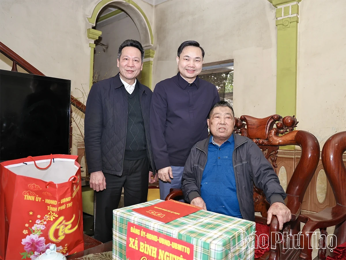 Chủ tịch UBND tỉnh Trần Duy Đ&ocirc;ng thăm, tặng qu&agrave; Tết gia đ&igrave;nh người c&oacute; c&ocirc;ng tại x&atilde; B&igrave;nh Nguy&ecirc;n