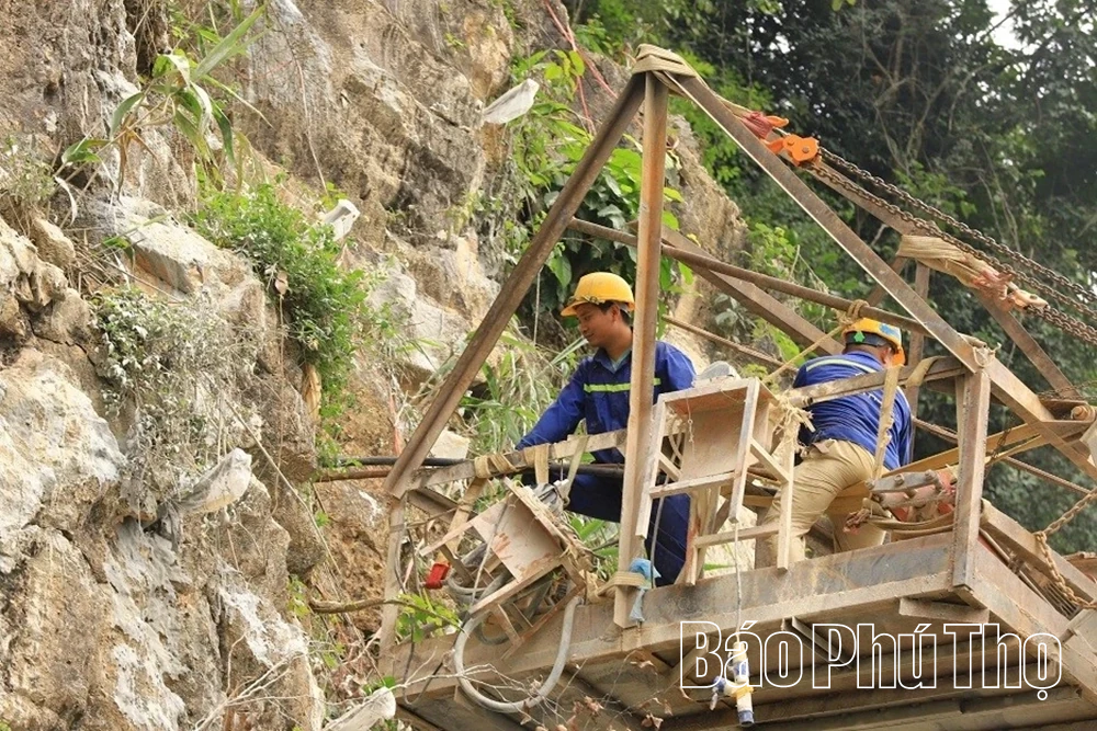 Khắc phục điểm sạt lở tr&ecirc;n đ&egrave;o Thung Khe, bảo đảm an to&agrave;n Quốc lộ 6