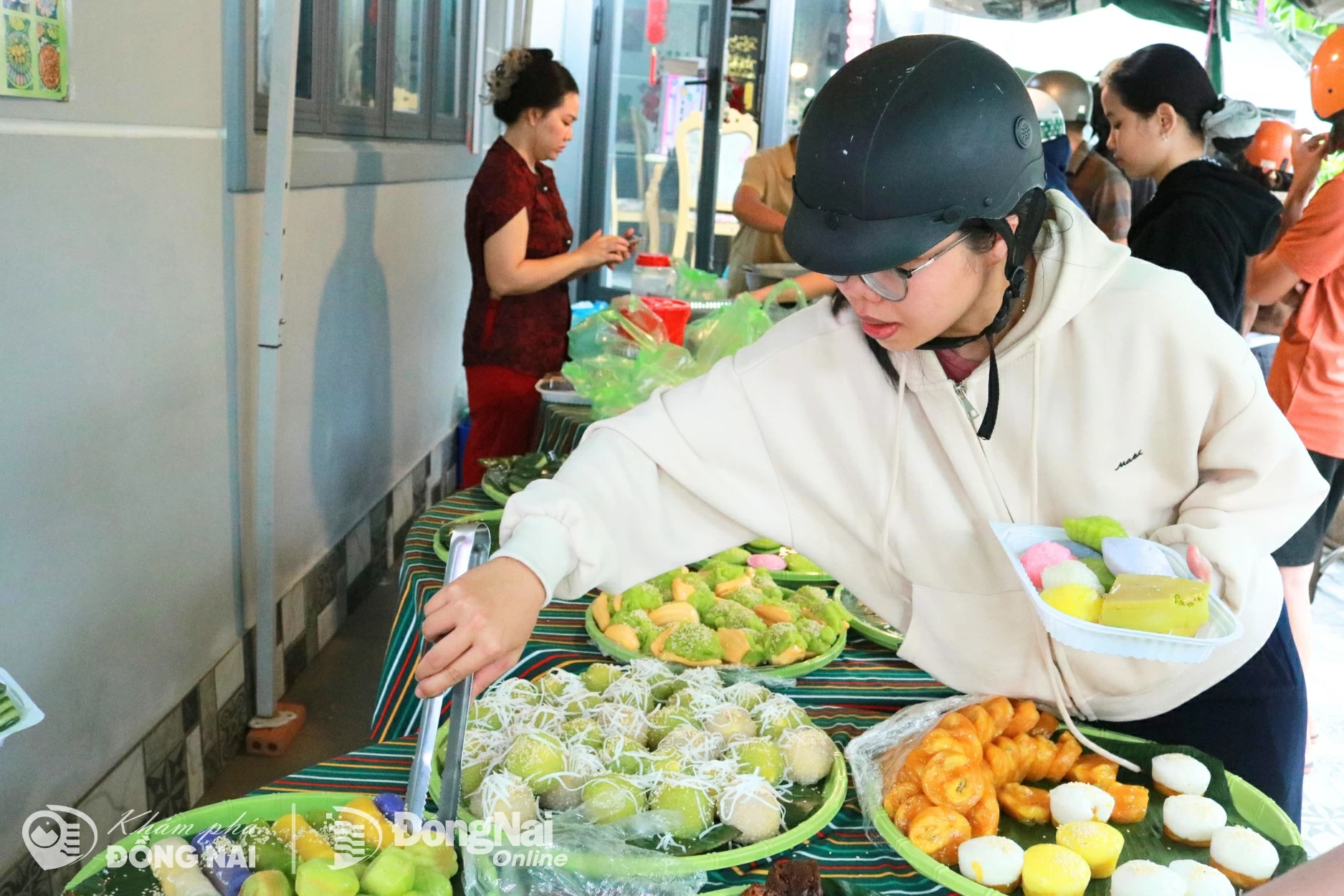 Bạn trẻ lựa bánh theo sở thích. Ảnh: Minh Hạnh