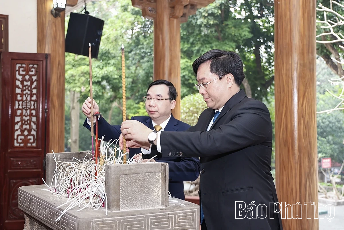 L&atilde;nh đạo tỉnh d&acirc;ng hương tại Nh&agrave; lưu niệm B&aacute;c Hồ v&agrave; Đ&agrave;i tưởng niệm c&aacute;c Anh h&ugrave;ng liệt sĩ Vĩnh Ph&uacute;c