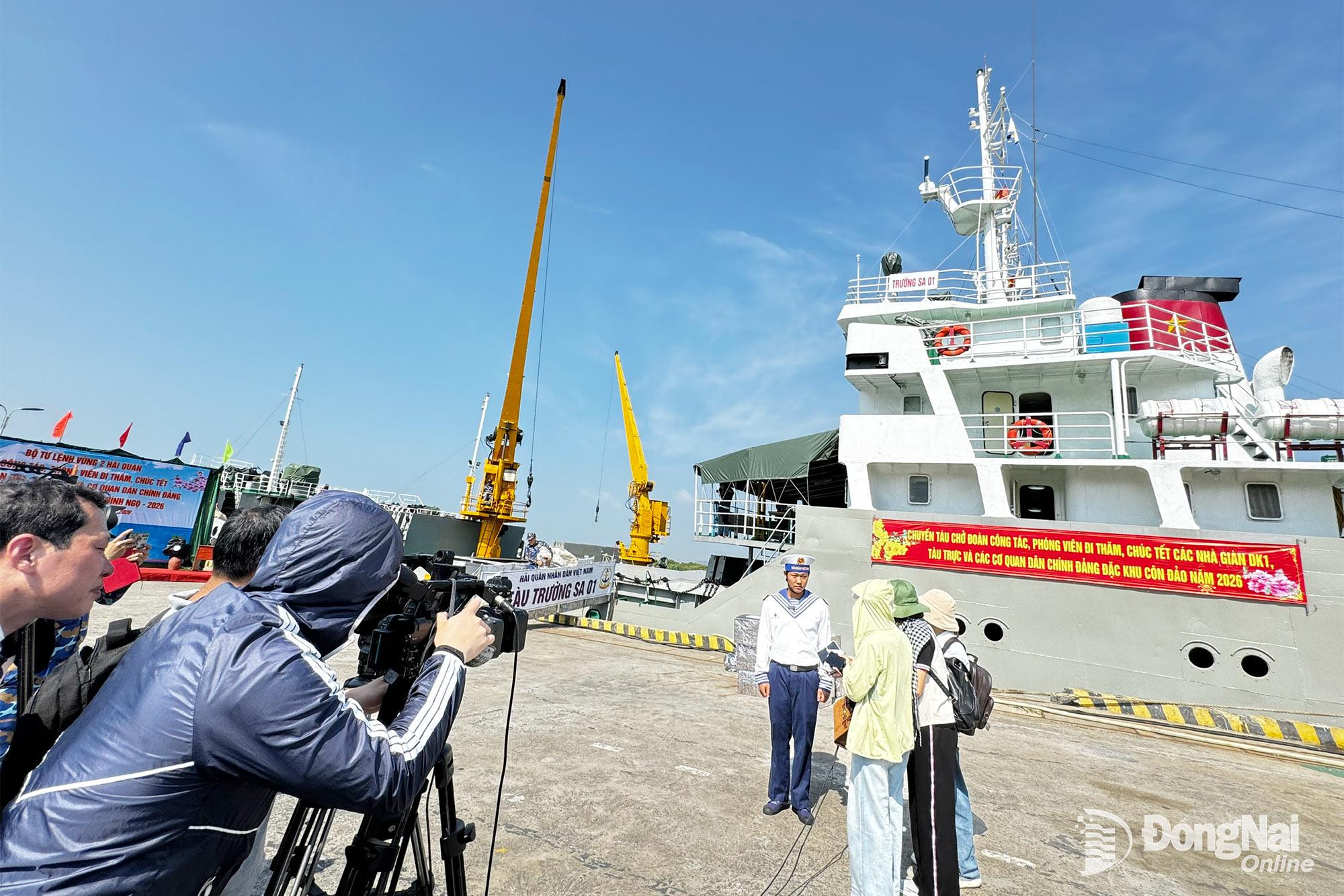 Ph&oacute;ng vi&ecirc;n trong đo&agrave;n t&aacute;c nghiệp về hoạt động chuẩn bị đi nh&agrave; gi&agrave;n. Ảnh: B.Nguy&ecirc;n