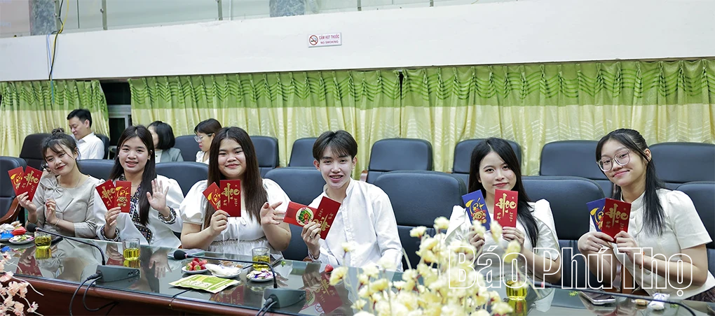 Ấm lòng sinh viên đón Tết xa quê