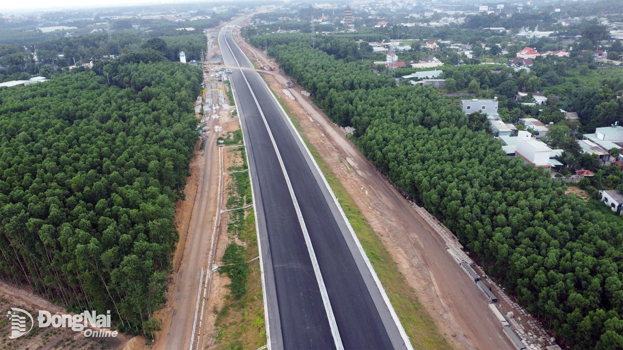 Dự &aacute;n Đường cao tốc Bi&ecirc;n H&ograve;a - Vũng T&agrave;u, một trong những dự &aacute;n đầu tư c&ocirc;ng tr&ecirc;n địa b&agrave;n tỉnh Đồng Nai đang ho&agrave;n thiện. Ảnh: Ho&agrave;ng Lộc