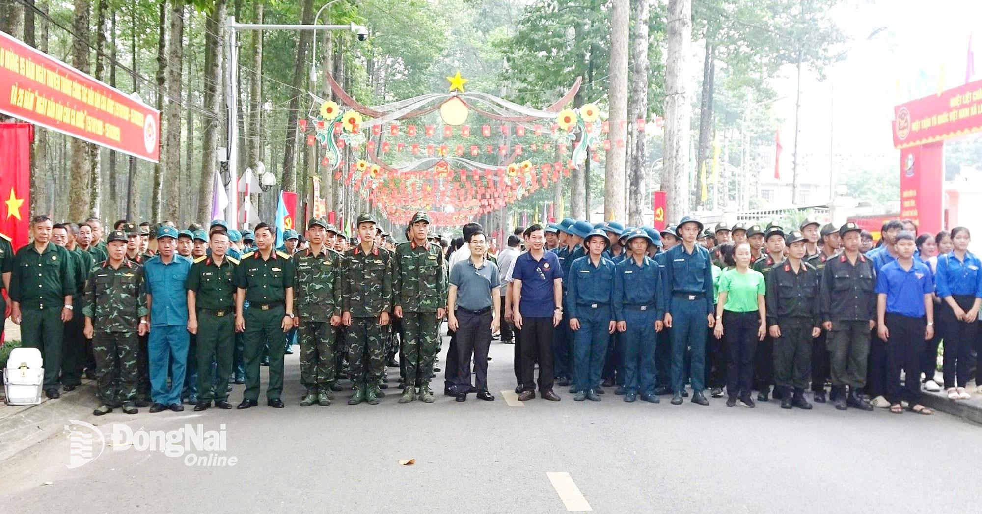 Lãnh đạo xã Long Thành và các đơn vị quân đội phối hợp làm dân vận tại xã. Ảnh: ĐPCC