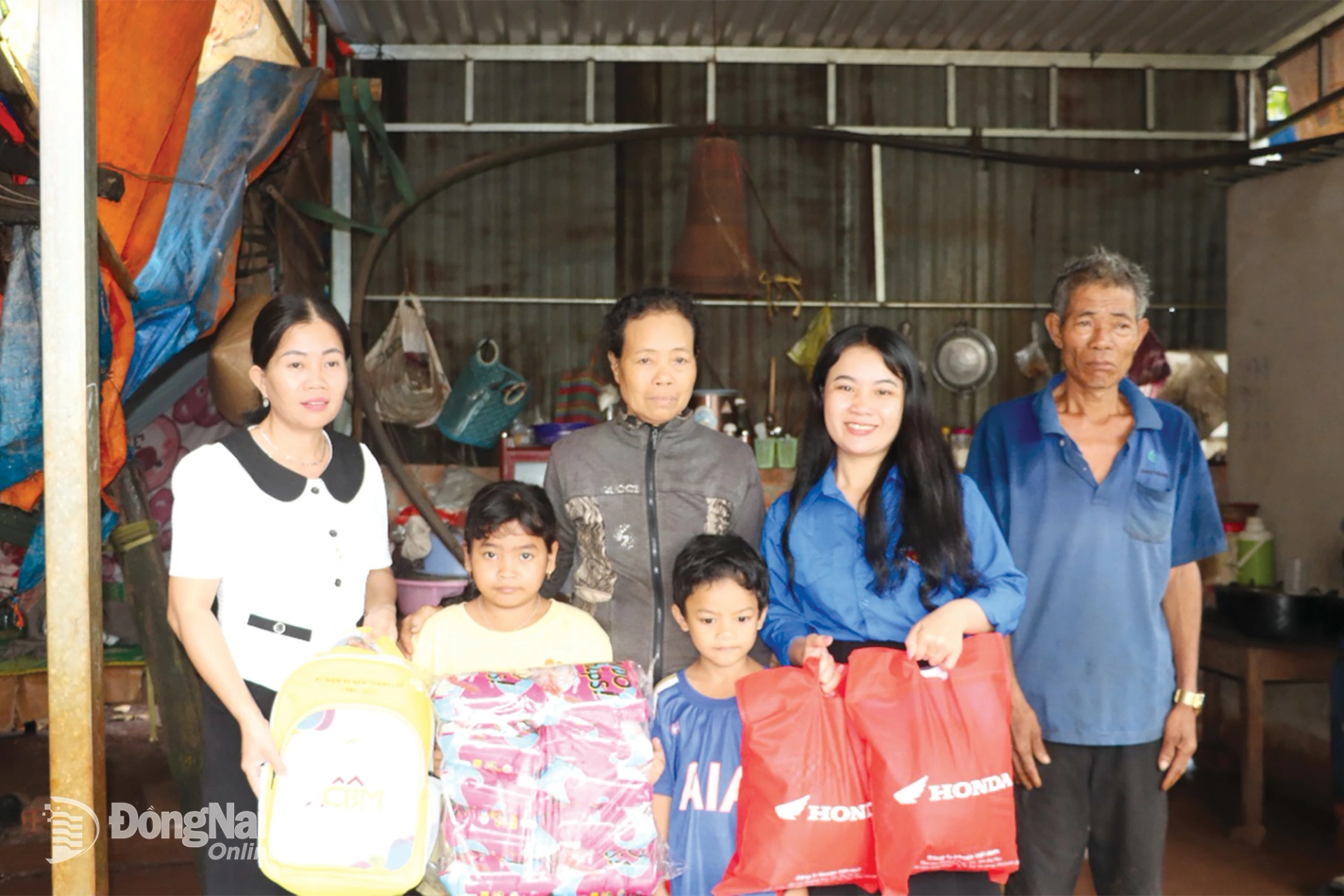 Chị Thị Hà (thứ 2 từ phải qua) cùng Ban Giám hiệu Trường Tiểu học Hoàng Diệu tặng quà cho học sinh có hoàn cảnh khó khăn