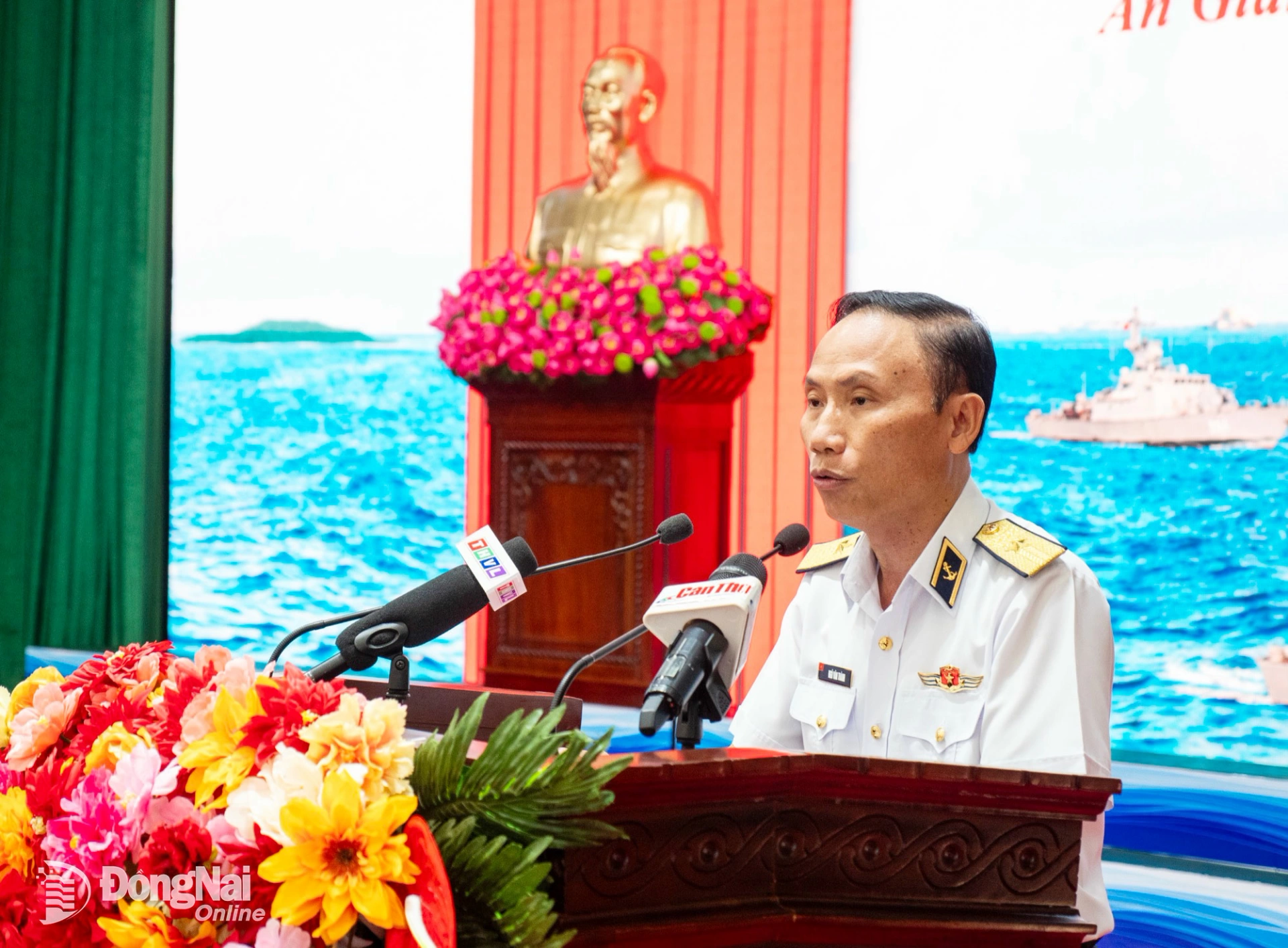 Chuẩn Đ&ocirc; đốc Ng&ocirc; Văn Th&agrave;nh, B&iacute; thư Đảng ủy, Ch&iacute;nh ủy V&ugrave;ng 5 Hải qu&acirc;n ph&aacute;t biểu tại chương tr&igrave;nh. Ảnh: Xu&acirc;n Lượng  