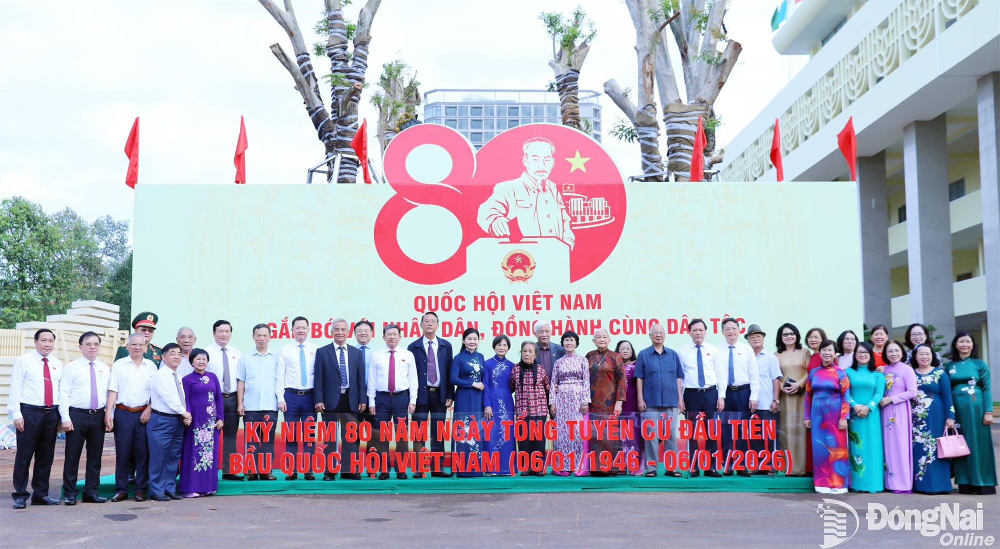 C&aacute;c đại biểu chụp h&igrave;nh lưu niệm sau lễ d&acirc;ng hương. Ảnh: Huy Anh