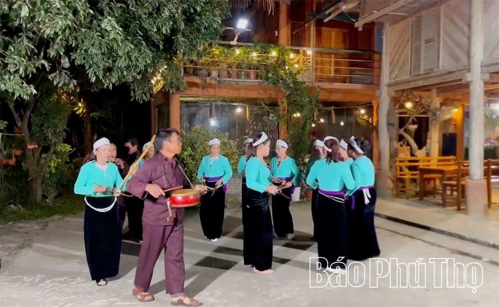 Ch&agrave;ng trai Mường v&agrave; kh&aacute;t vọng giữ hồn bản b&ecirc;n Vịnh Hiền Lương