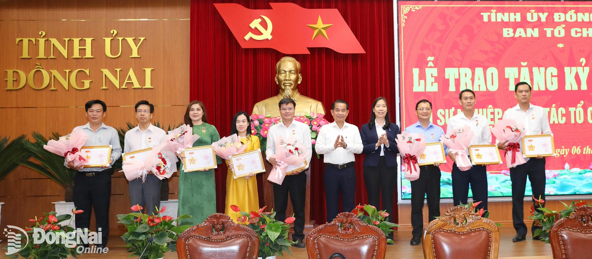 Phó Bí thư Tỉnh ủy, Trưởng ban Tổ chức Tỉnh ủy Đồng Nai Thái Bảo chúc mừng các cán bộ được nhận Kỷ niệm chương Vì sự nghiệp công tác Tổ chức xây dựng Đảng. Ảnh: Huy Anh