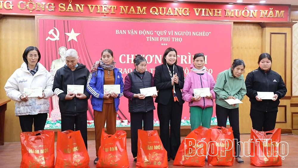 Ph&oacute; Chủ tịch UBND tỉnh Ph&ugrave;ng Thị Kim Nga trao qu&agrave; Tết tặng c&aacute;c hộ ngh&egrave;o x&atilde; Tam Sơn