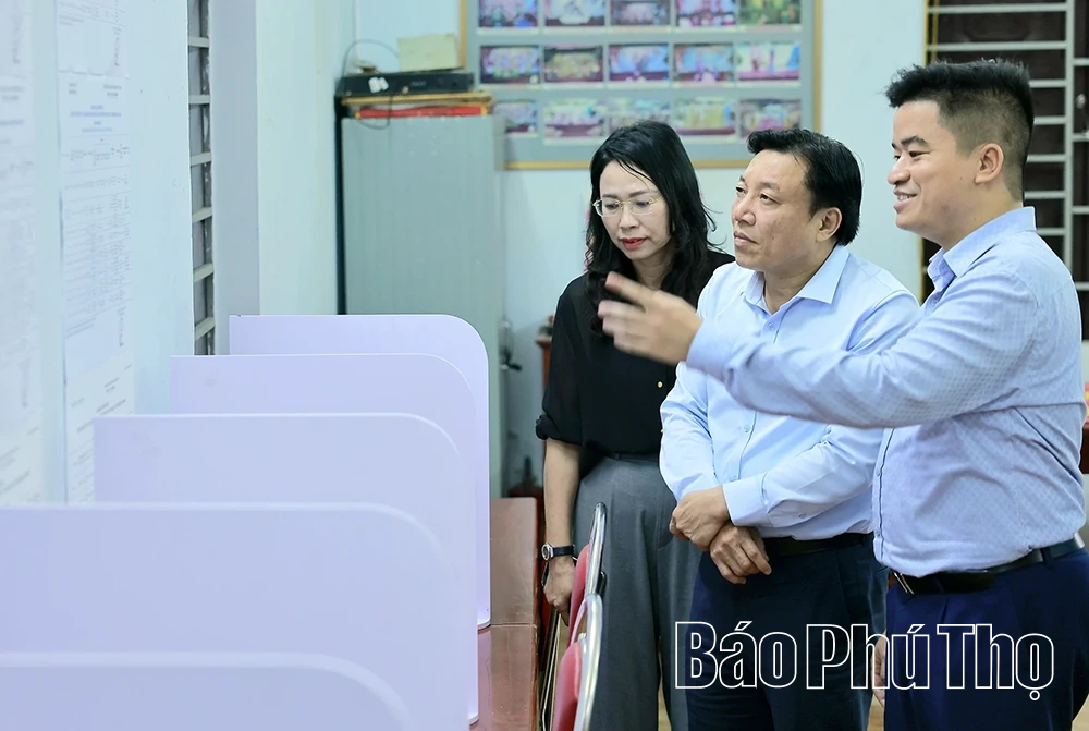Phó Chủ tịch UBND tỉnh Nguyễn Huy Ngọc kiểm tra công tác bầu cử tại Đơn vị bầu cử số 1