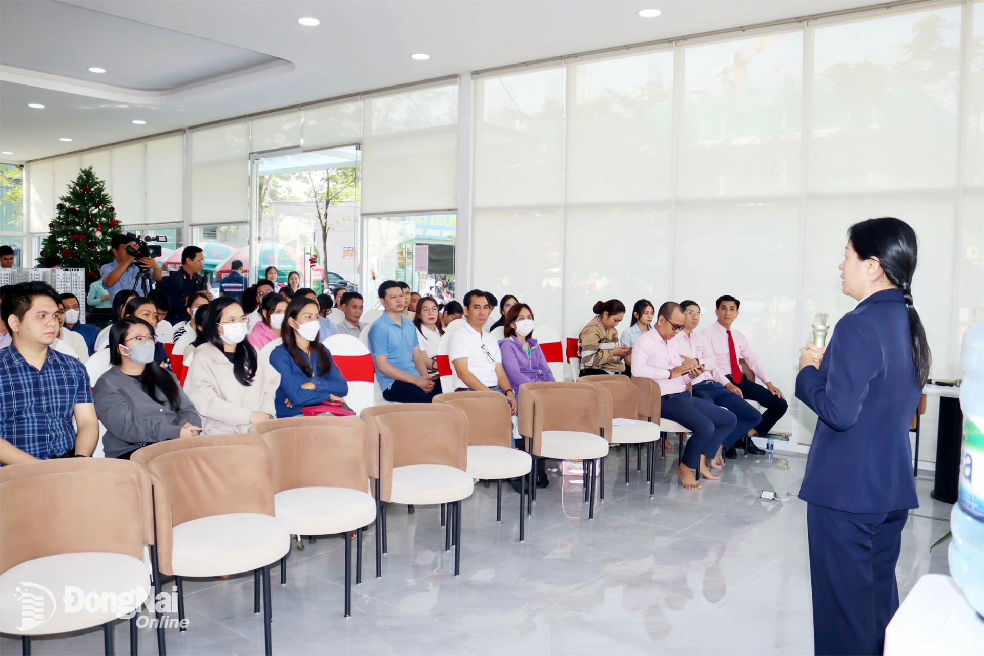 Bà Tô Thị Thủy, Tổng giám đốc Công ty cổ phần Chương Dương Homeland thông tin về dự án nhà ở xã hội. Ảnh: Hoàng Lộc