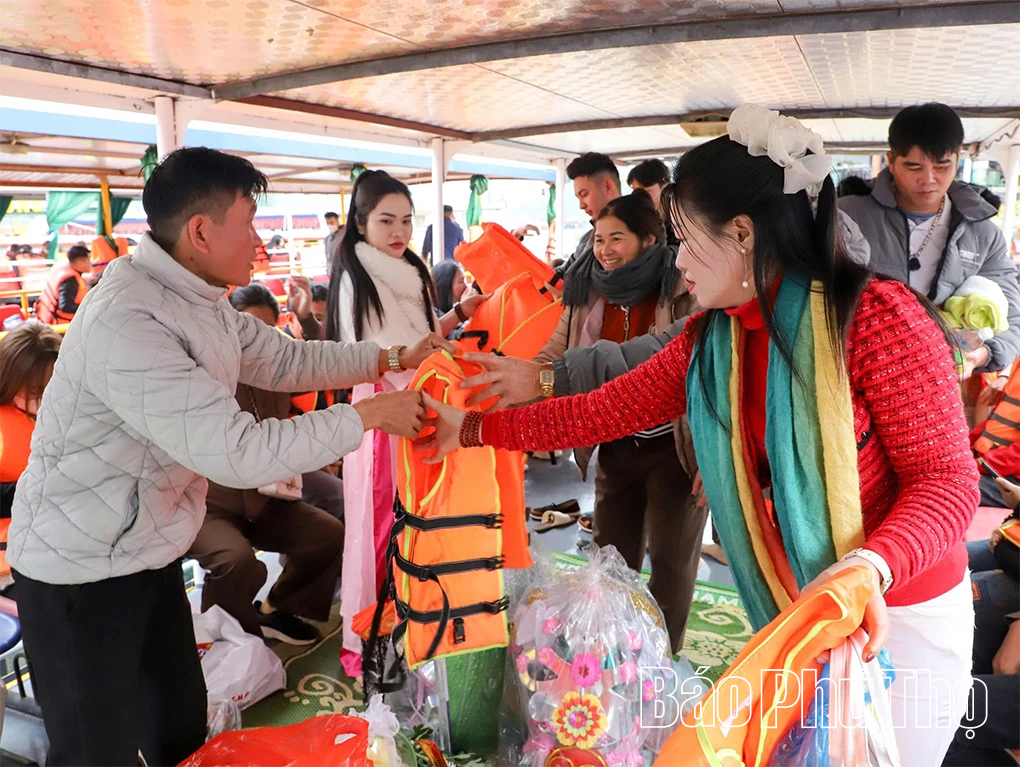 Siết chặt kỷ cương vận tải thủy mùa lễ hội trên hồ Hòa Bình