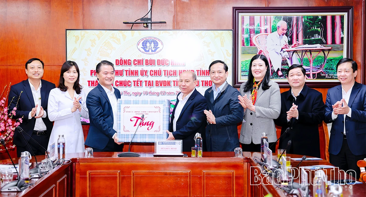 Phó Bí thư Tỉnh uỷ, Chủ tịch HĐND tỉnh Bùi Đức Hinh thăm, chúc Tết Bệnh viện đa khoa tỉnh