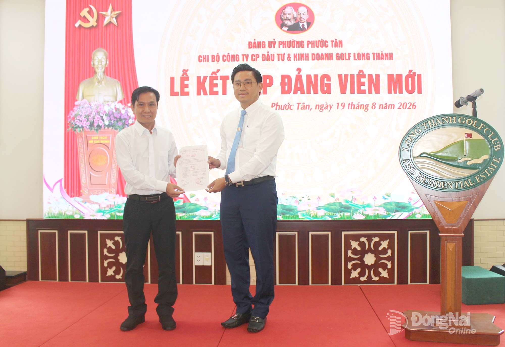 Bí thư Chi bộ Công ty cổ phần Đầu tư và kinh doanh Golf Long Thành Lại Thế Đồng trao quyết định kết nạp đảng cho đảng viên. Ảnh: N.Hòa