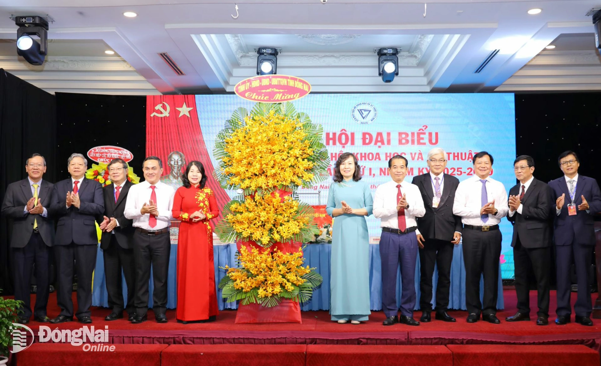 Các đồng chí lãnh đạo tỉnh tặng hoa của Tỉnh ủy - HĐND - UBND - Ủy ban MTTQ Việt Nam tỉnh chúc mừng đại hội. Ảnh: Huy Anh