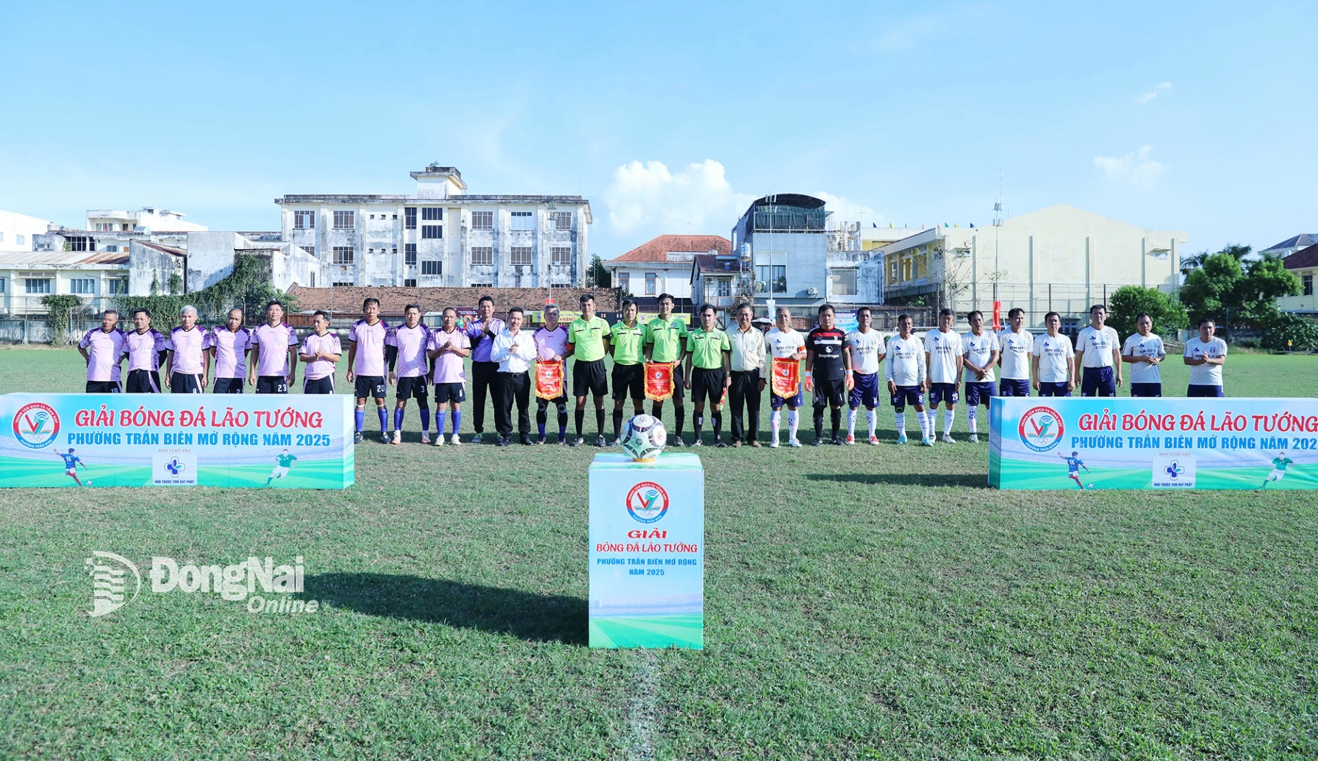 Ban tổ chức tặng cờ lưu niệm cho hai đội b&oacute;ng thi đấu trận khai mạc giải. Ảnh: Huy Anh