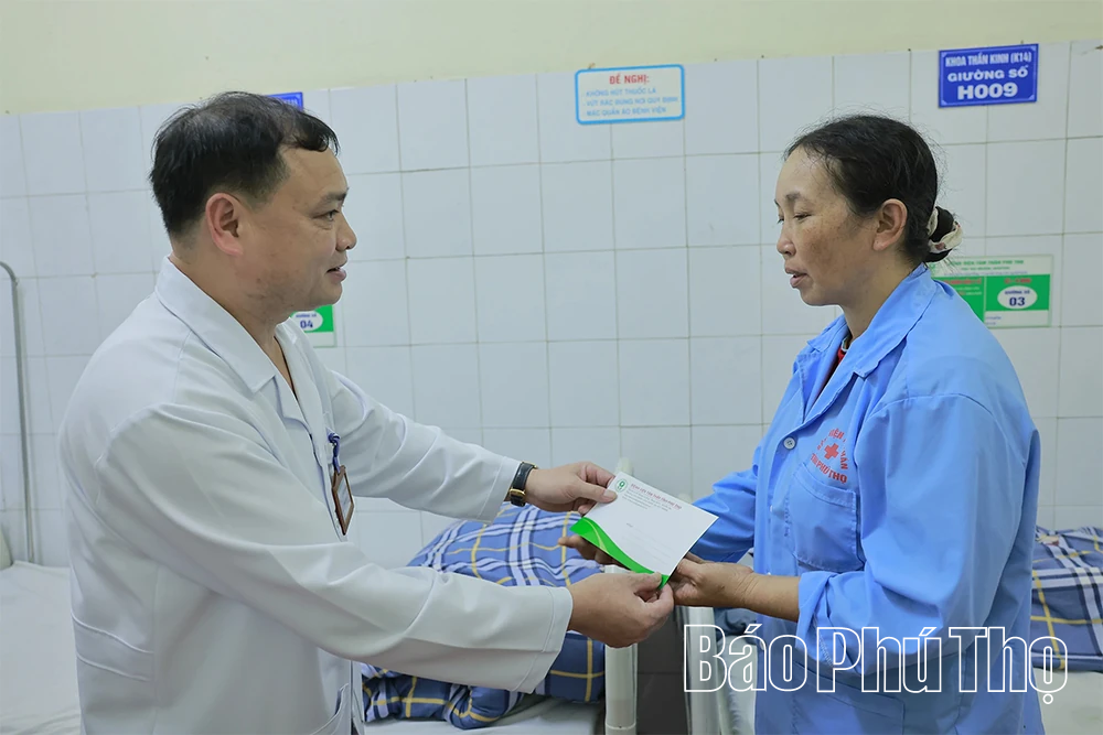 Thăm hỏi, trao quà Tết động viên bệnh nhân tâm thần và người nhà