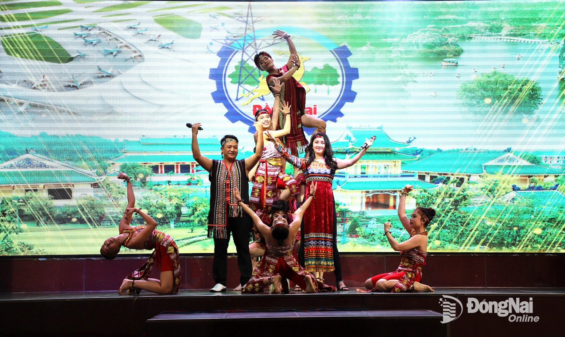 Trung t&acirc;m Văn h&oacute;a - Điện ảnh tỉnh Đồng Nai phục dựng c&aacute;c điệu m&uacute;a của đồng b&agrave;o d&acirc;n tộc thiểu số, biểu diễn phục vụ nh&acirc;n d&acirc;n.Ảnh: MY NY