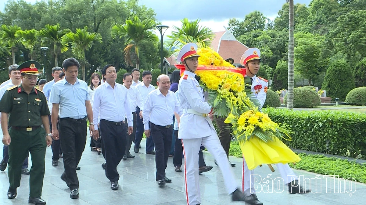 Đoàn đại biểu Phú Thọ viếng nghĩa trang liệt sĩ tại tỉnh Điện Biên