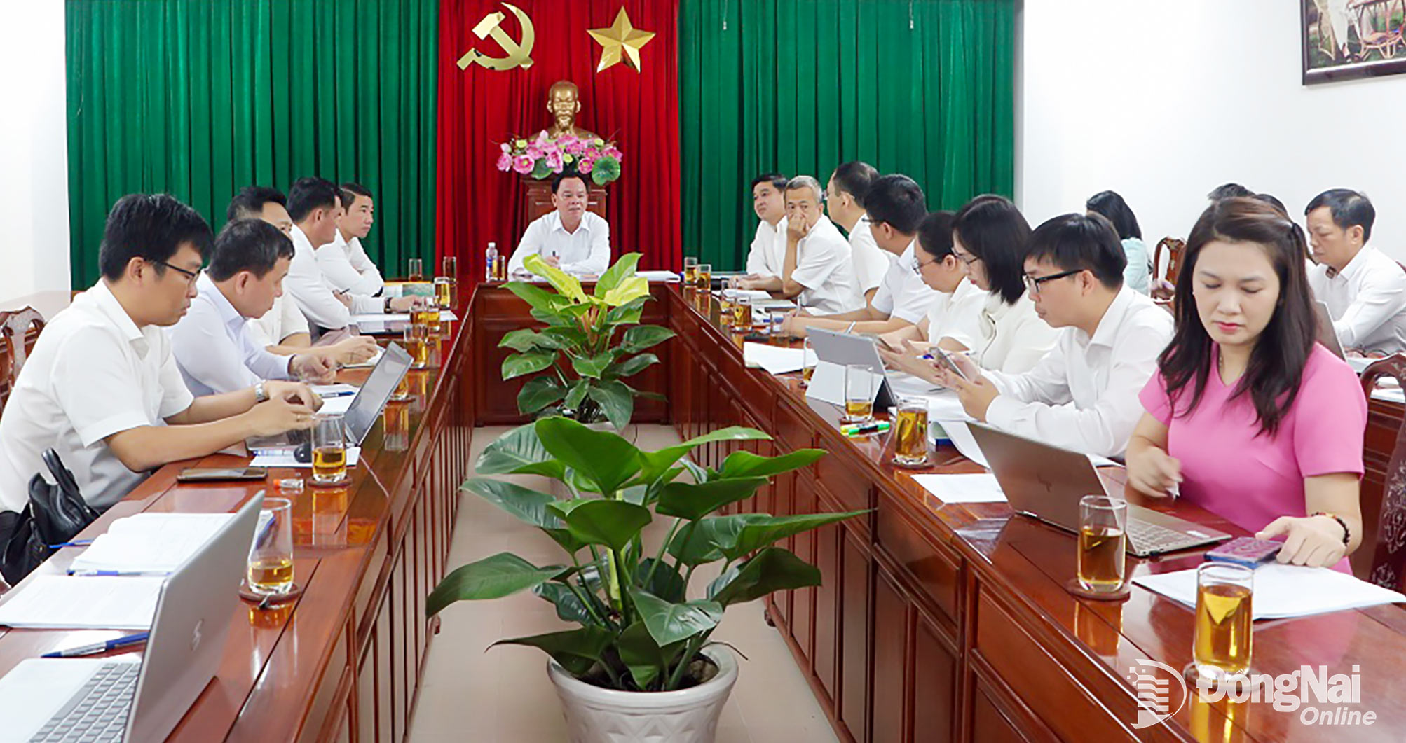 Ph&oacute; B&iacute; thư Tỉnh ủy Đồng Nai V&otilde; Tấn Đức chủ tr&igrave; buổi l&agrave;m việc về tiến độ thực hiện Đồ &aacute;n Quy hoạch chung đ&ocirc; thị Long Th&agrave;nh đến năm 2045. Ảnh: Phạm T&ugrave;ng