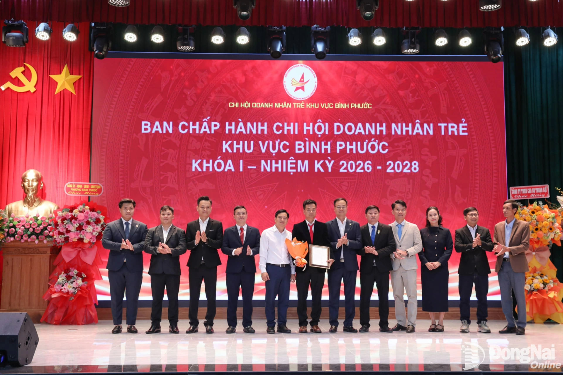 Ban Chấp hành Chi hội Doanh nhân trẻ khu vực Bình Phước khóa I, nhiệm kỳ 2026-2028 ra mắt. Ảnh: Trương Hiện
