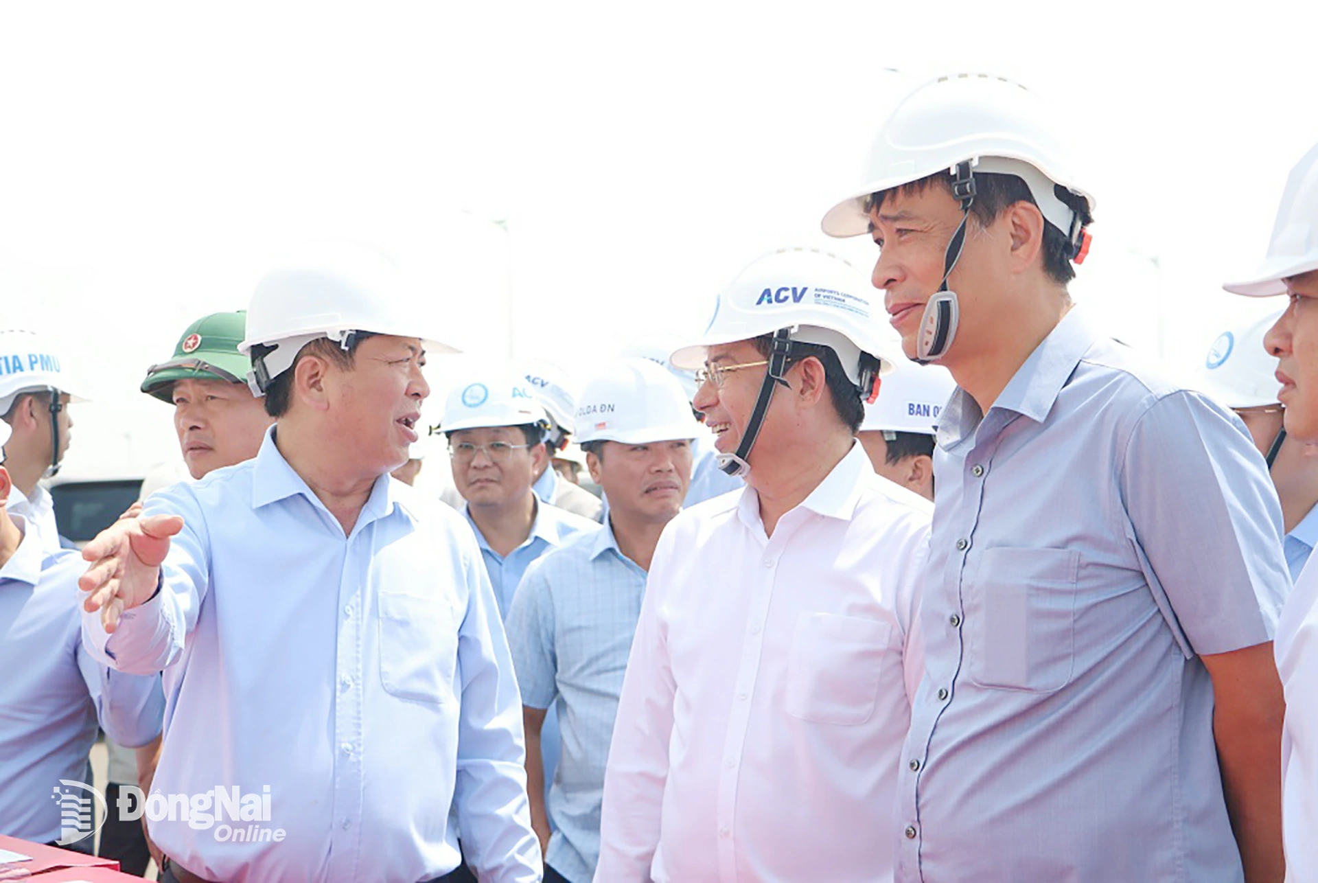 Ủy viên Trung ương Đảng, Bộ trưởng Bộ Xây dựng Trần Hồng Minh kiểm tra tiến độ thi công 2 tuyến giao thông kết nối Sân bay Long Thành. Ảnh: Phạm Tùng