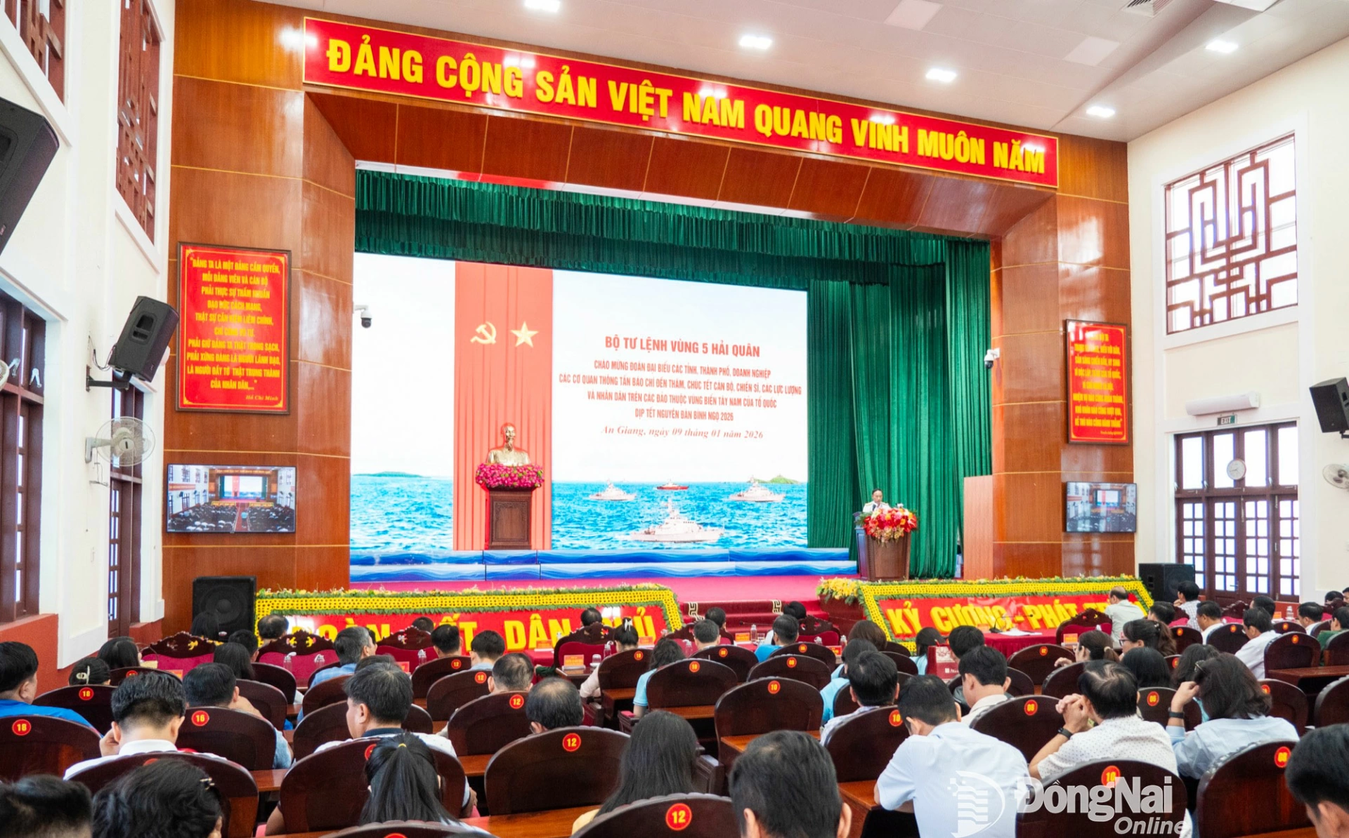 Hơn 200 đại biểu c&aacute;c tỉnh, th&agrave;nh phố, đơn vị, doanh nghiệp đi thăm, động vi&ecirc;n, ch&uacute;c Tết B&iacute;nh Ngọ 2026 c&aacute;c lực lượng v&agrave; nh&acirc;n d&acirc;n tr&ecirc;n v&ugrave;ng biển T&acirc;y Nam của Tổ quốc. Ảnh: Xu&acirc;n Lượng  