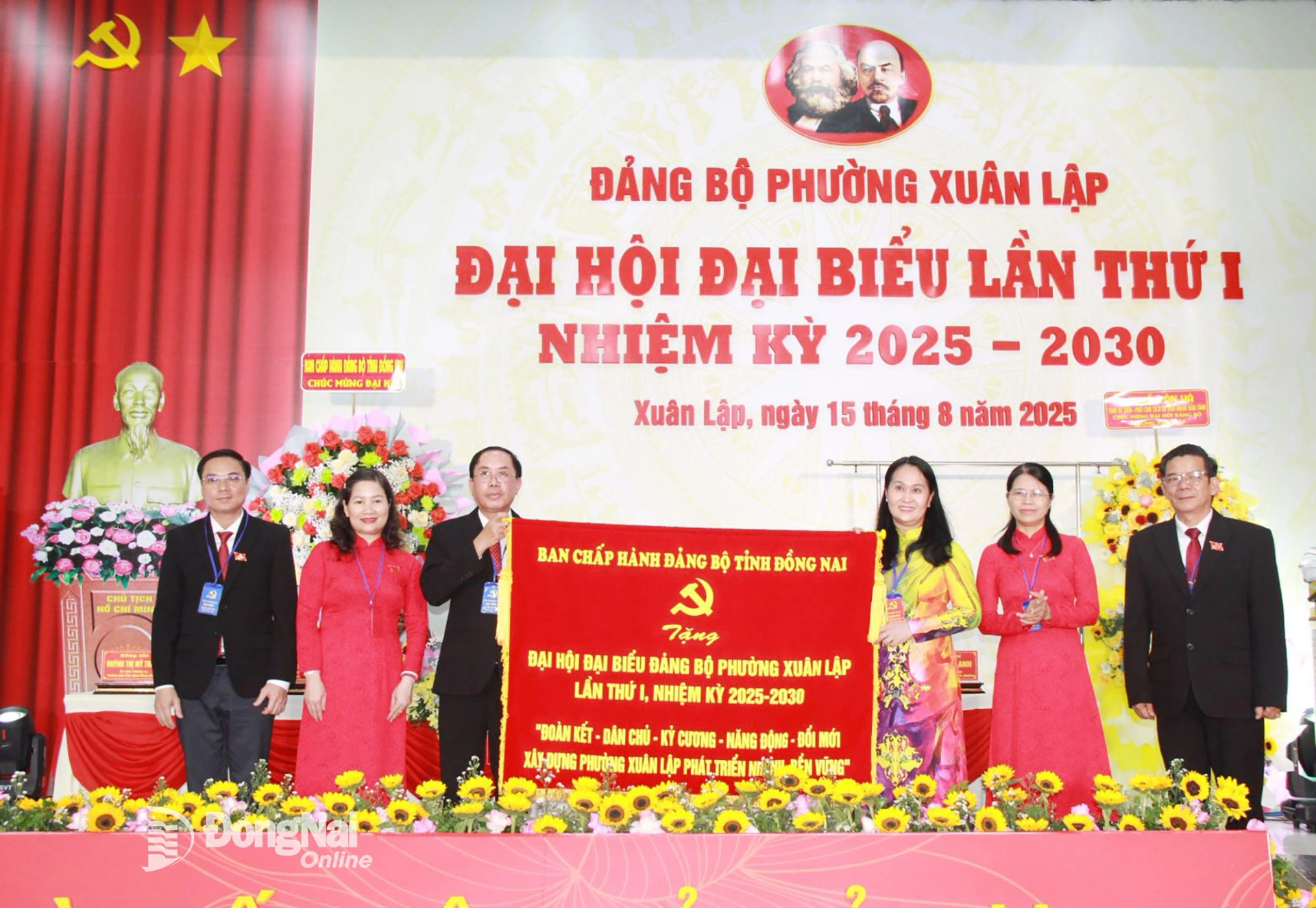 Ủy viên Ban Thường vụ Tỉnh ủy, Bí thư Đảng ủy, Chủ tịch HĐND phường Long Khánh Đặng Minh Nguyệt trao bức trướng của Ban Chấp hành Đảng bộ tỉnh tặng đại hội. Ảnh: Nga Sơn